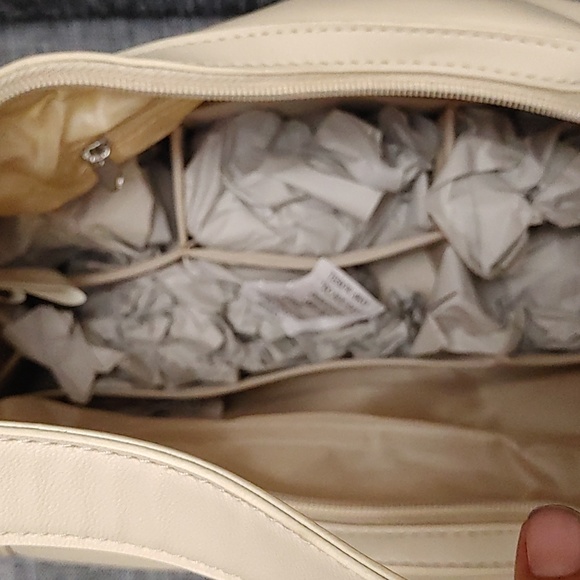 Beige Avon Butler Basics Handbag - Where Style Meets Function - Picture 7 of 8